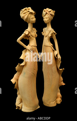 Figurative Afrikanerinnen weibliche Form Stand stehen hohe dünne längliche elegante Gestalt Besitz Figuren tragen Charakter tr Stockfoto