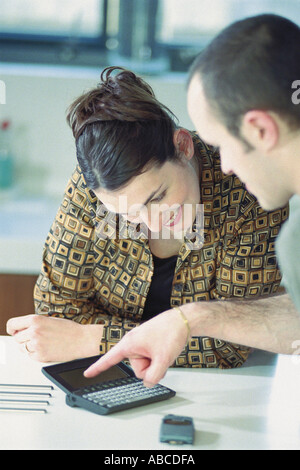 Mann und Frau mit personal Organizer Stockfoto