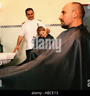 Junge und Mann an Friseure Stockfoto