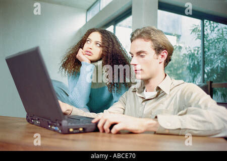 Mann und Frau zu Hause mit laptop Stockfoto