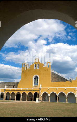 Izamal El Convento gelbe Kloster Torbogen Atrium ikonische Bild Halbinsel Yucatan Mexiko Franziskaner St. Anthony de Padua San Anto Stockfoto