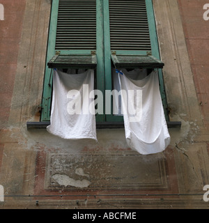 Waschen von italienischen Fenster hängen Stockfoto