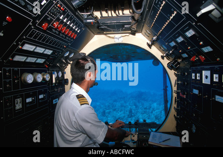 Unterwasser Atlantis u-Boot-Pilot bei Kontrollen durch Ansichtsfenster Bullauge Fenster Stockfoto