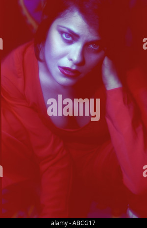 SSA70191 junge Frau, die an der Kamera Stockfoto