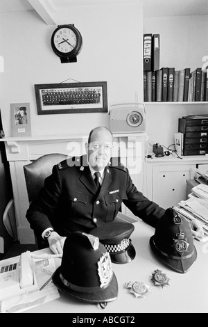 Andy Reid ist der traditionellen ländlichen Polizei Bobby stationiert in Kingsclere Hampshire UK Stockfoto