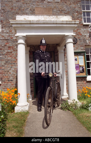 Andy Reid ist der traditionellen ländlichen Polizei Bobby stationiert in Kingsclere Hampshire UK Stockfoto