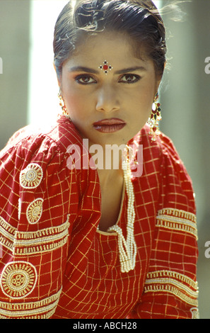 SSA70198 junge Frau Shruti tragen Perlenkette roten Lippenstift auf die Kamera Stockfoto