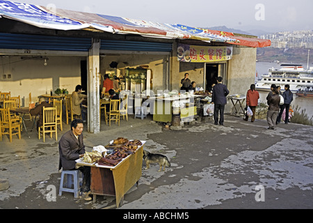 CHINA FENGDU unternehmungslustige junge Bewohner Fengdu verkaufen frisches Obst und Mineralwasser für Touristen Stockfoto