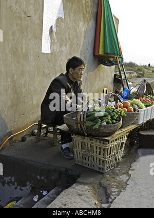 CHINA FENGDU unternehmungslustige junge Bewohner Fengdu verkaufen frisches Obst und Mineralwasser für Touristen Stockfoto