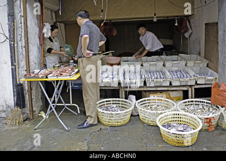 CHINA WUHAN Anbieter mit Straße Stände verkaufen frischen Fisch Meeresfrüchte und Fleisch Stockfoto