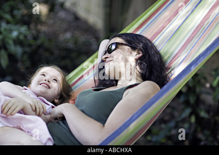 SOUTH CAROLINA COLUMBIA zwei junge Mädchen in einer Hängematte, gemeinsam lachen Stockfoto
