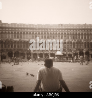 Mann sitzt in der Piazza San Marco - Venedig, Italien Stockfoto