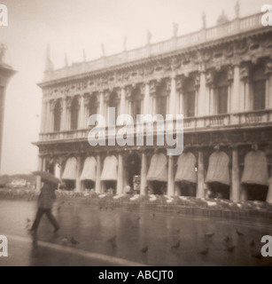 Frau zu Fuß in den Regen, San Marco - Venedig, Italien Stockfoto