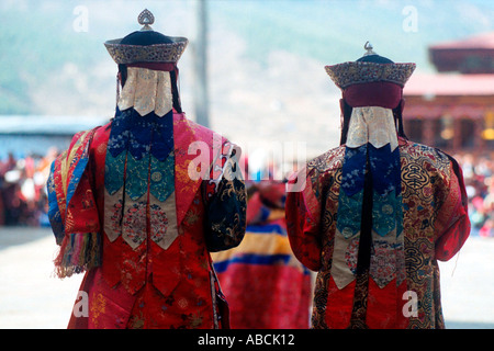 SSA70121 zwei bhutanesischen Männer bunte Tracht in Bhutan Festival in Thimpu in Bhutan letzte Shangrila Asien Stockfoto