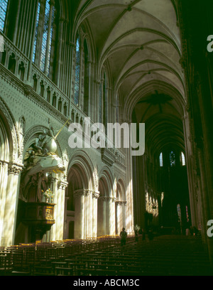Kanzel und Kirchenschiff, die Kathedrale Notre Dame, Bayeux, Normandie (Normandie), Frankreich. Stockfoto