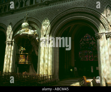 Kanzel, seitenkapelle und Kirchenschiff, die Kathedrale Notre Dame, Bayeux, Normandie (Normandie), Frankreich. Stockfoto