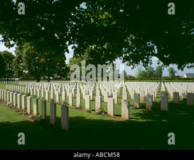 Zeilen und Zeilen von Grabsteinen, bayeux War Cemetery, Bayeux, Normandie (Normandie), Frankreich. Stockfoto