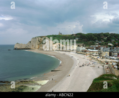 Strand und Stadt von Etretat mit steinigen Kreidefelsen von Falaise d'Amont hinaus Normandie (Normandie), Frankreich. Stockfoto