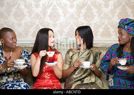 Vier Frauen in traditioneller Kleidung Stockfoto