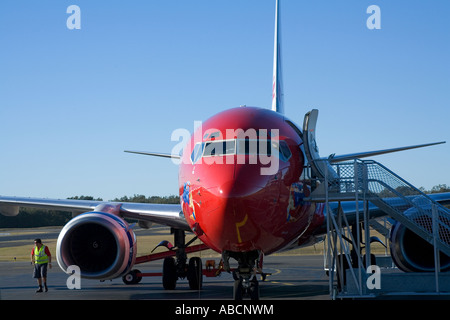 Natives blaue Flugzeug auf der Startbahn Stockfoto