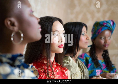 Vier Frauen in traditioneller Kleidung Stockfoto