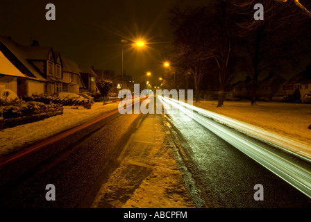 Lichtspuren des Autos auf einem Vorort Straße in Birmingham uk Stockfoto