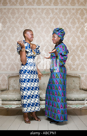 Zwei Frauen in traditioneller Kleidung Stockfoto