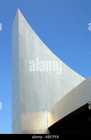 Teil der Außenseite des Imperial War Museum Norden, an Salford Quays, Manchester, England, vor einem tiefblauen Himmel zu sehen. Stockfoto