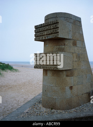 Kriegsdenkmal am Strand von Berniéres-sur-Mer, Normandie (Normandie), Frankreich. Stockfoto