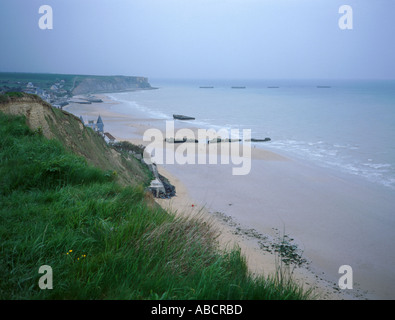 Alte Betonschwimmstege, versunkene sowohl auf als auch vor der Küste, in der Nähe von Arromanches-les-Bains, Normandie (Normandie), Frankreich. Stockfoto