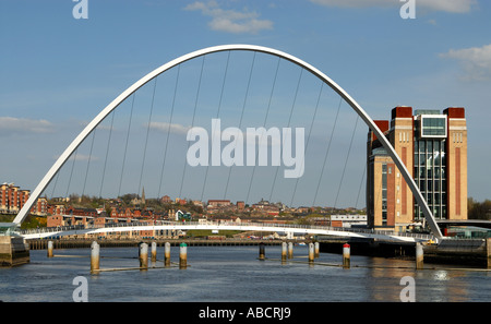 Die Millennium Bridge über den Tyne zwischen Gateshead und Newcastle gesehen vor blauem Himmel mit dem baltischen Mühle Arts Centre in Stockfoto