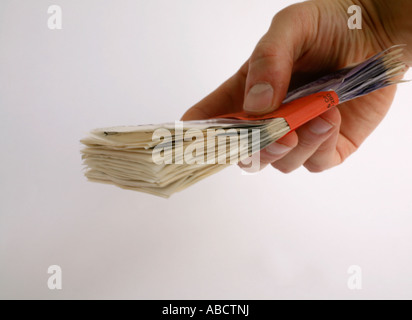 Mann mit Bündel von zwanzig Pfund-Noten Stockfoto