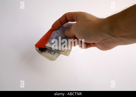 Mann mit Bündel von zwanzig Pfund-Noten Stockfoto