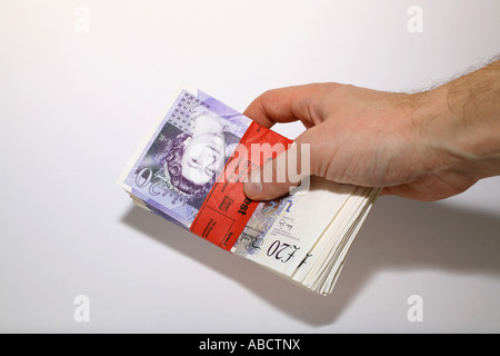 Mann mit Bündel von zwanzig Pfund-Noten Stockfoto