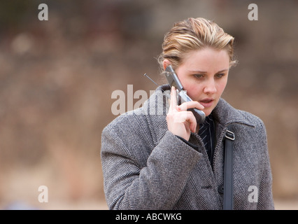 Eine Frau spricht auf einem Mobiltelefon auf dem Campus der University of Nebraska in Lincoln, Nebraska. Stockfoto