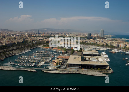 Spanien. Barcelona. Ansicht der Innenstadt, dem Yachthafen und Entertainment-Bereich, Mare Nostrum, vorne rechts. Stockfoto