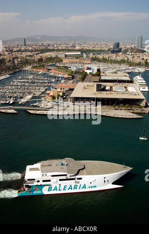 Spanien. Barcelona. Blick auf Katamaran Fähre Abfahrt nach Balearen, Yacht-Hafen und Stadt im Hintergrund. Stockfoto