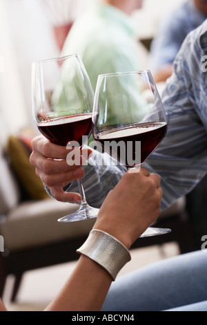 Paar beim Rotwein Stockfoto