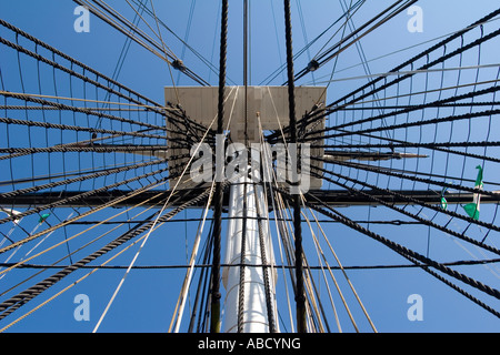 Rigg und Mast der USS Constitution, ein pensionierter US-Marine Kriegsschiff befindet sich jetzt in Boston, Massachusetts. Stockfoto