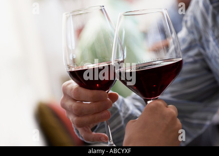 Paar, toasten mit Rotwein Stockfoto