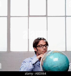 Mann, Blick auf den Globus Stockfoto