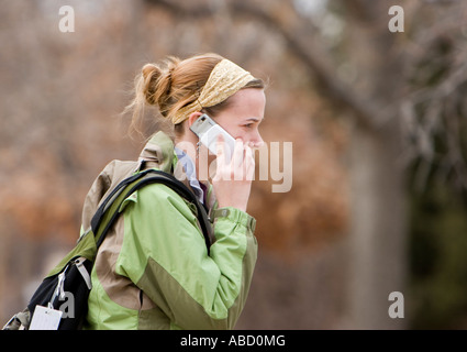 Eine Frau benutzt ein Handy auf dem Campus der University of Nebraska in Lincoln, Nebraska. Stockfoto