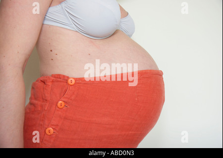 Bauch der schwangeren Frau / 9. Monat Stockfoto