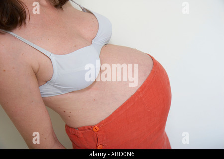 Bauch der schwangeren Frau / 9. Monat Stockfoto