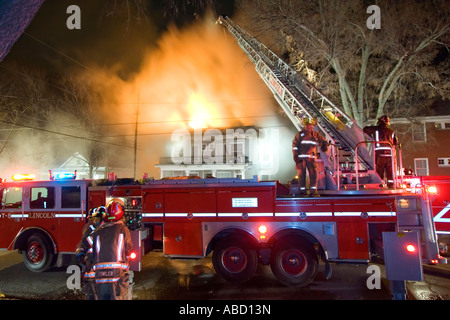 Feuerwehr löschte ein Feuer an der 926 South 10th Street in Lincoln, Nebraska. Stockfoto