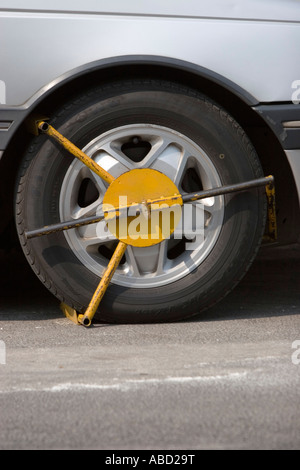 Rad-Klemme auf falsch geparktes Auto Thailand Stockfoto