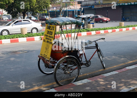 Altmodische Rikscha mit Fish &amp; Chips Werbung Chiang Mai Nord Thailand Stockfoto