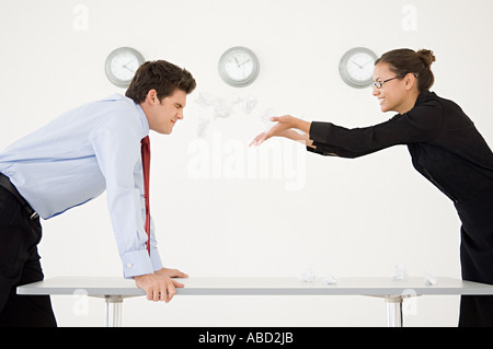 Frau wirft vermasselt Papier bei man Stockfoto