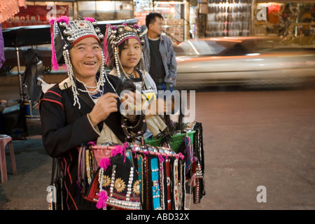 Akha Hill Tribe Frauen verkaufen Kunsthandwerk Schmuckstücke aus Schalen Nachtmarkt von Chiang Mai Nord Thailand Stockfoto