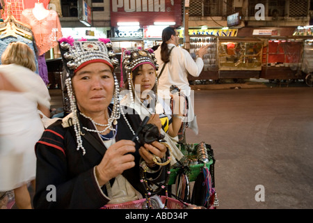 Akha Hill Tribe Frauen verkaufen Kunsthandwerk Schmuckstücke aus Schalen Nachtmarkt von Chiang Mai Nord Thailand Stockfoto